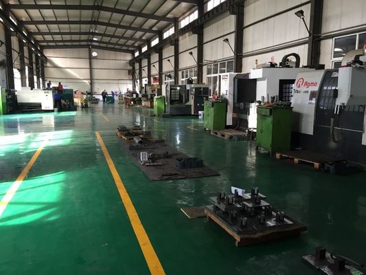 Moldes de injecção de plástico personalizados e materiais de moldagem da empresa P20/718/738H/NAK80/S136 etc.